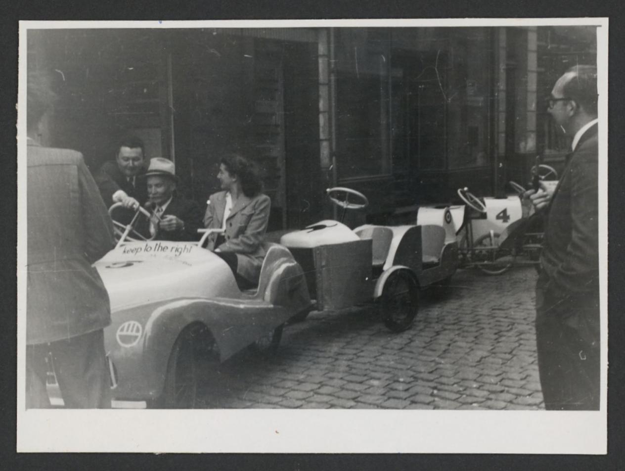 Stijn Streuvels in een go-cart tijdens het weekend van Dietsche Warande en Belfort in 1949