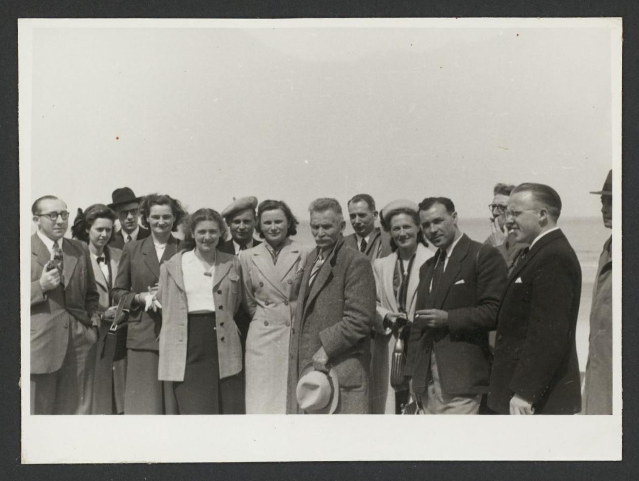 Een aantal deelnemers aan het weekend van Dietsche Warande en Belfort poseert voor de deur van Duribreux’ hotel in 1949: onder andere Ernest Claes, Stephanie Claes-Vetter, Albert Westerlinck en Joos Florquin