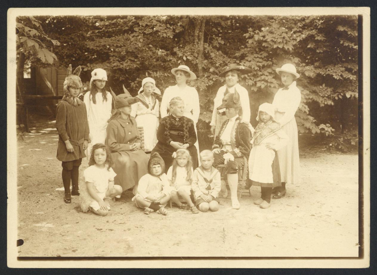 Groepsfoto waarop enkele kinderen de toneelhoedjes dragen