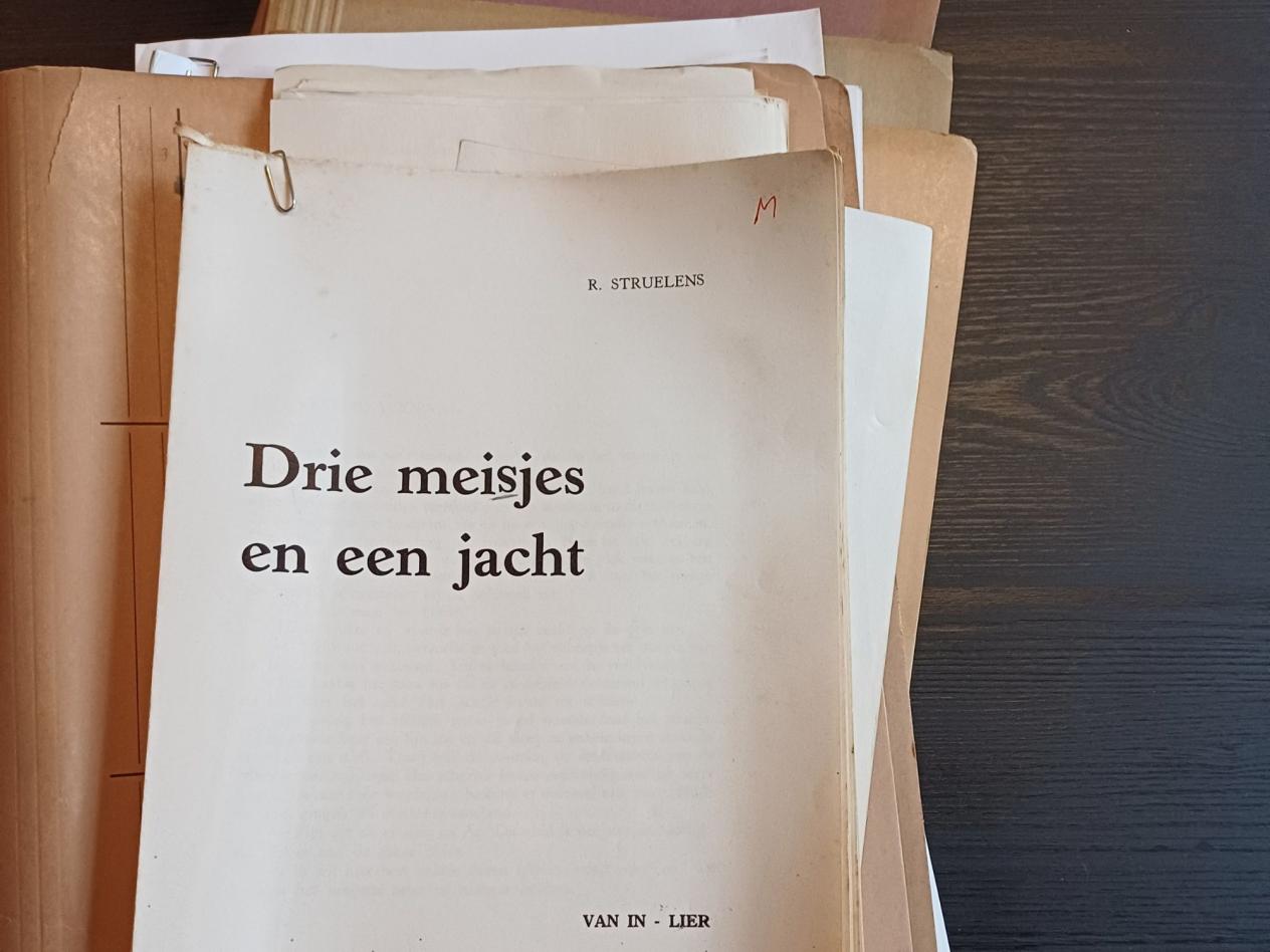 Voorpagina typoscript van 'Drie meisjes en een jacht' van René Struelens