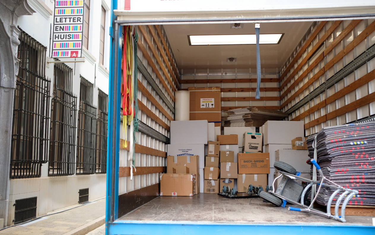Het VTi-archief komt toe in een verhuiswagen.