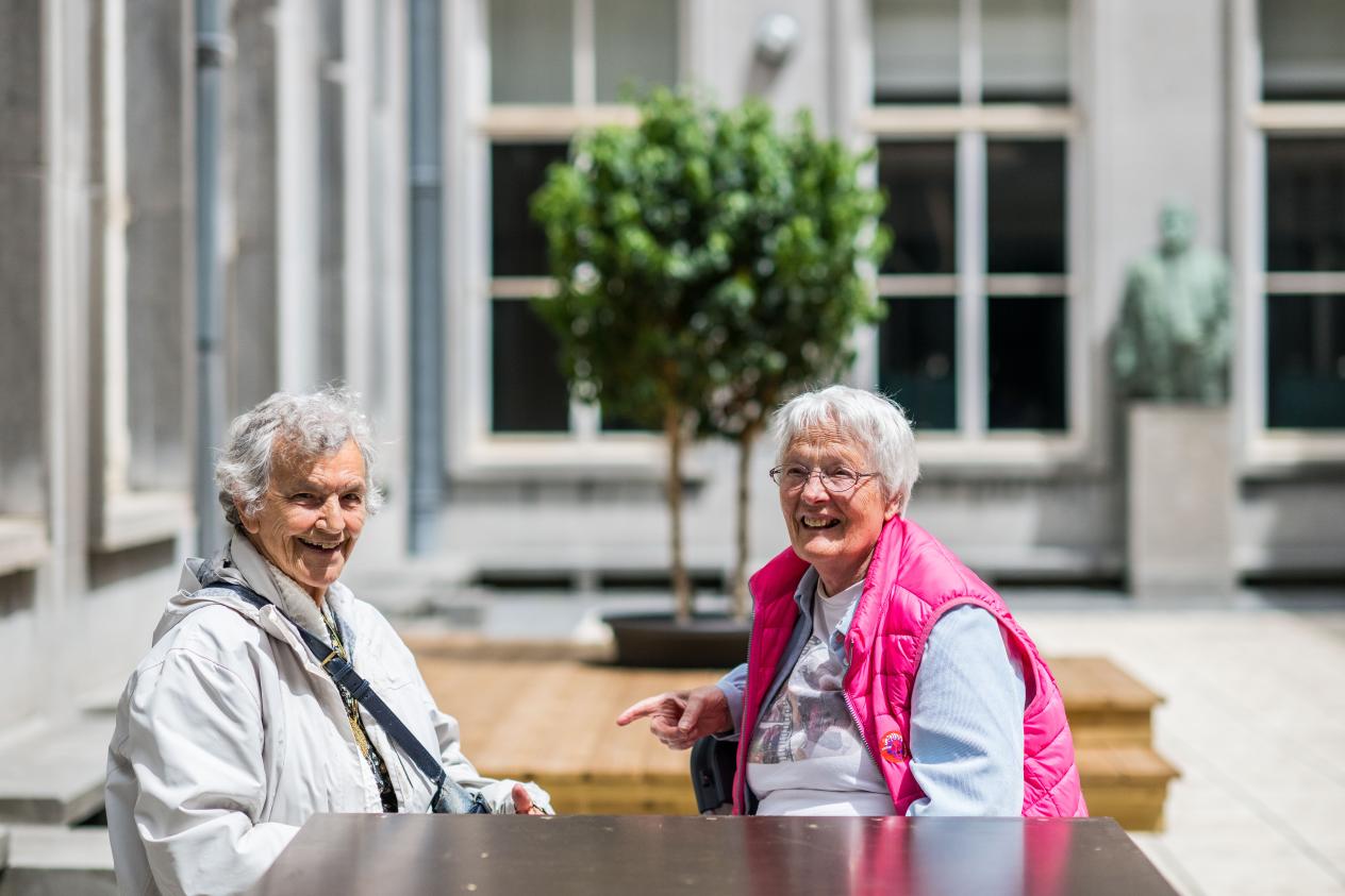 Twee dames genieten van de rust op de binnenplaats