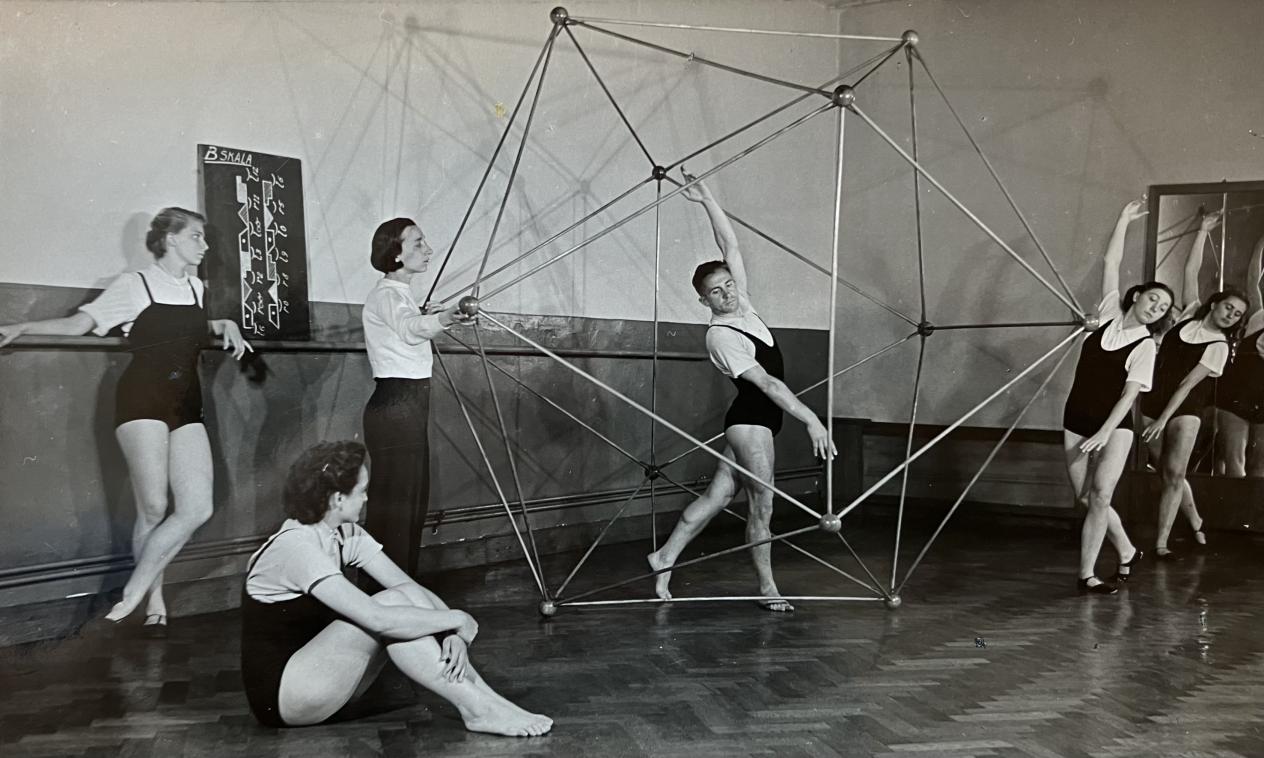 Zwart-witfoto van repetitie in dansstudio van Jeanne Brabants