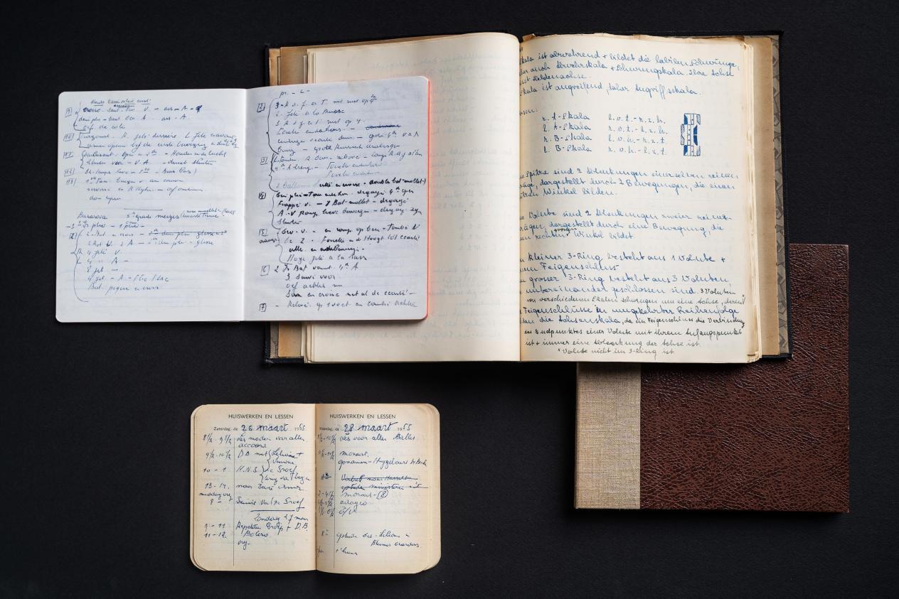 Drie openliggende schriften met handgeschreven notities door Jeanne Brabants en een gesloten schrift