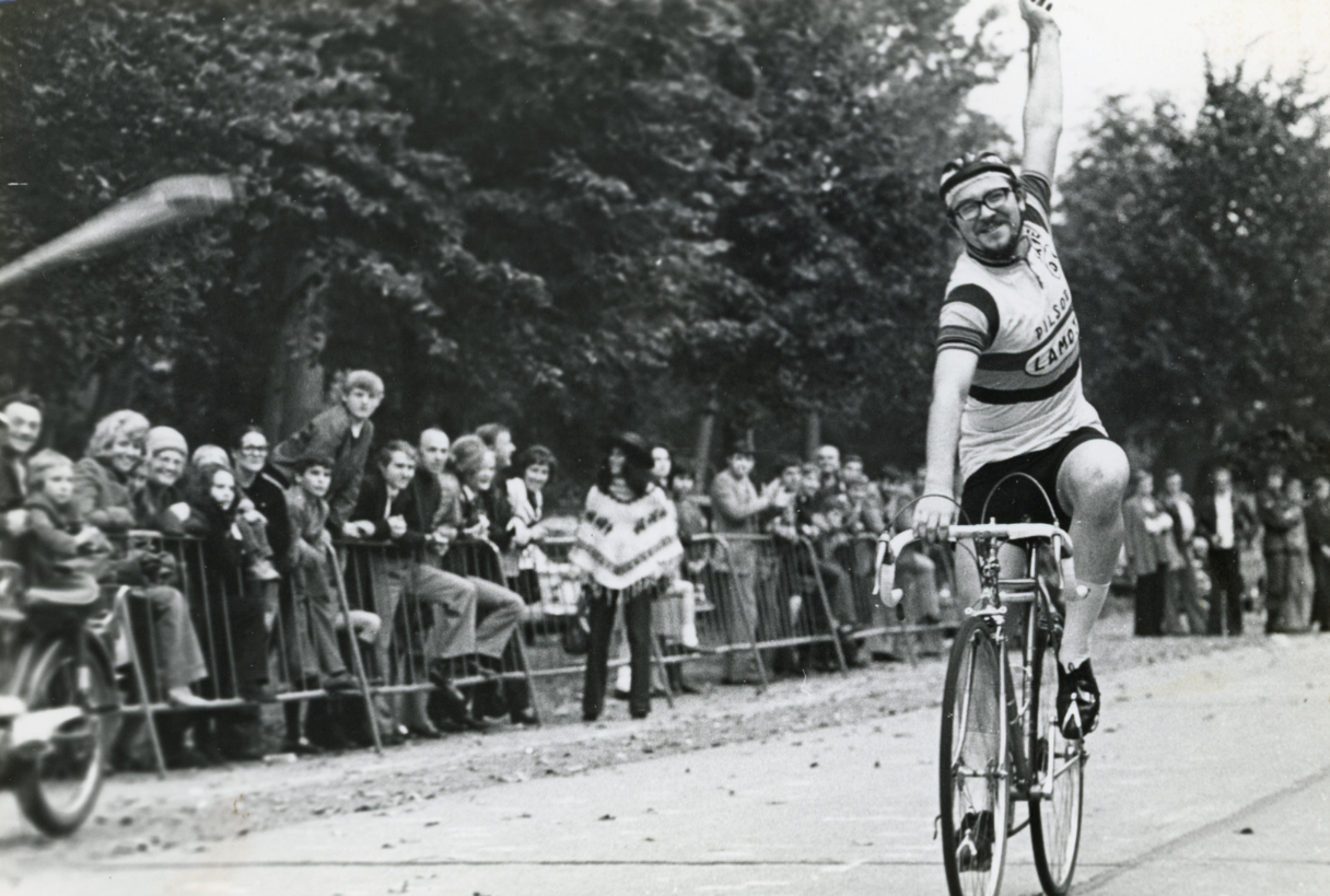 Leopold van den Brande komt als eerst over de streep en steekt zijn vuist in de lucht, 1972