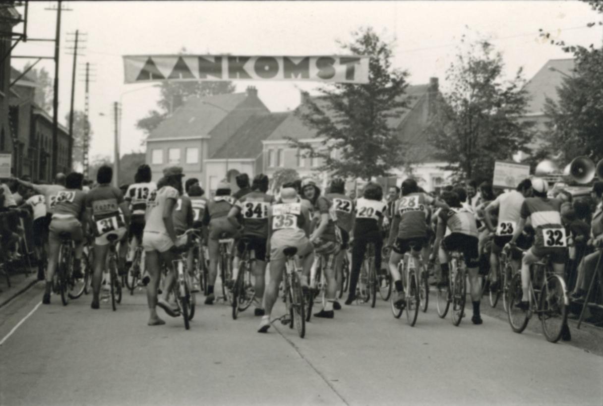 Een troep wielrenners aan de aankomst van het wielercriterium, 1971