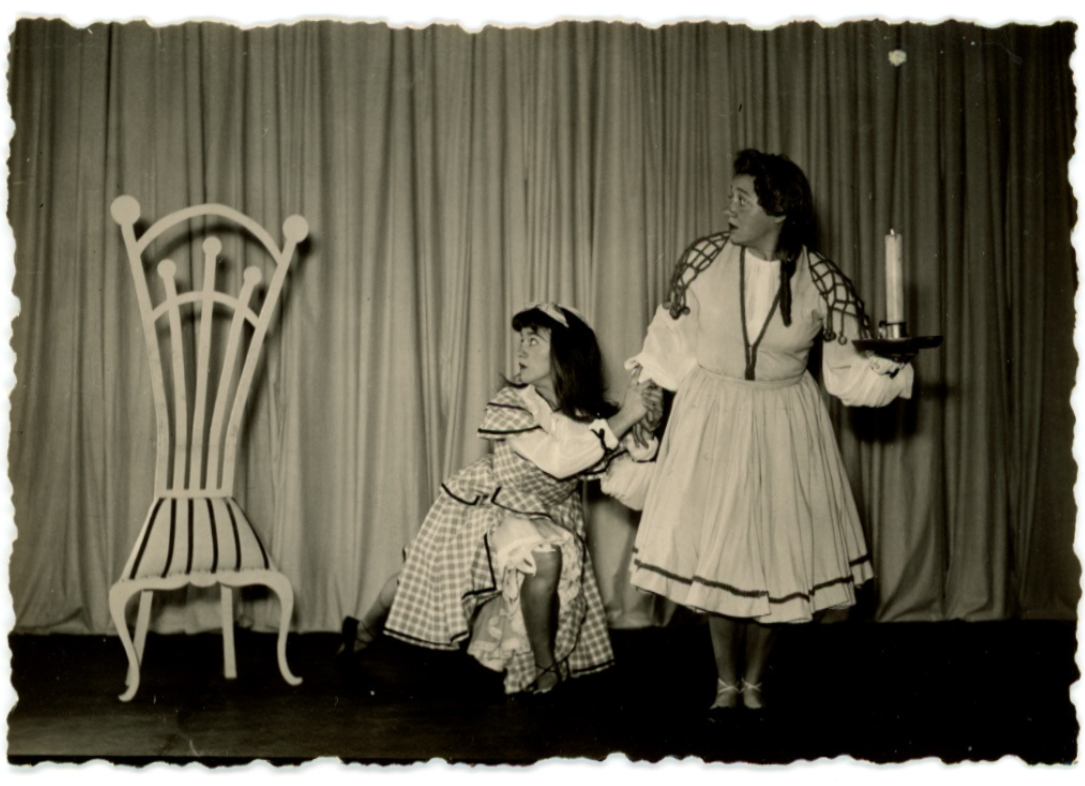 Foto van een dansvoorstelling waarin twee vrouwen verschrikt opkijken