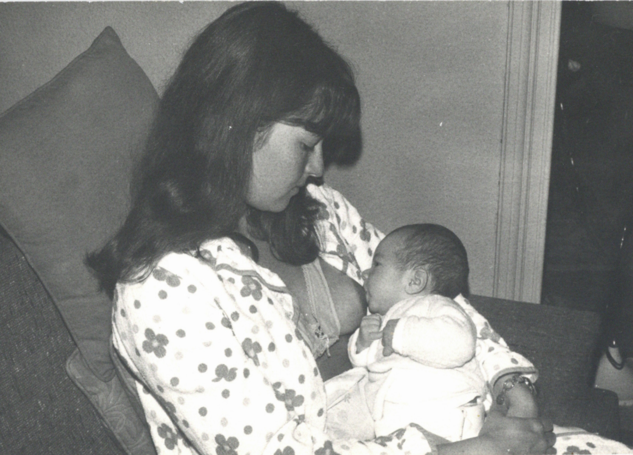 Een vrouw geeft borstvoeding aan een pasgeboren baby