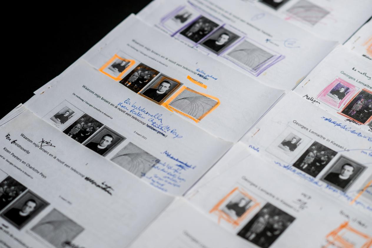 Gedrukte pagina's met foto's en notities erbij gekrabbeld