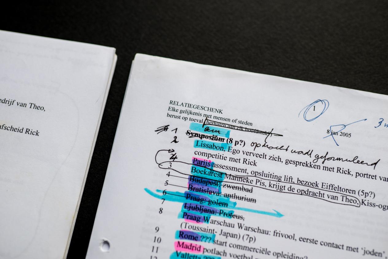 Blad met getypte opsomming van plaatsen, met markeringen en notities