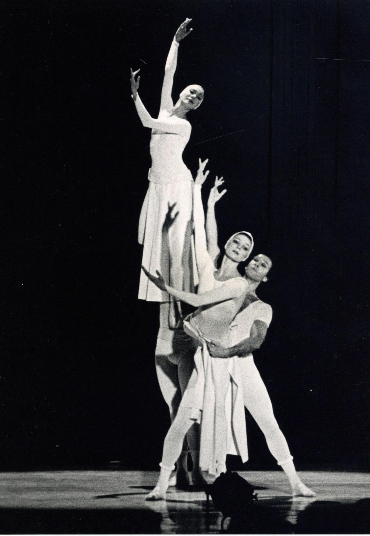 Foto van balletopvoering met twee mannen en twee vrouwen. 1 vrouw wordt in de lucht getild.