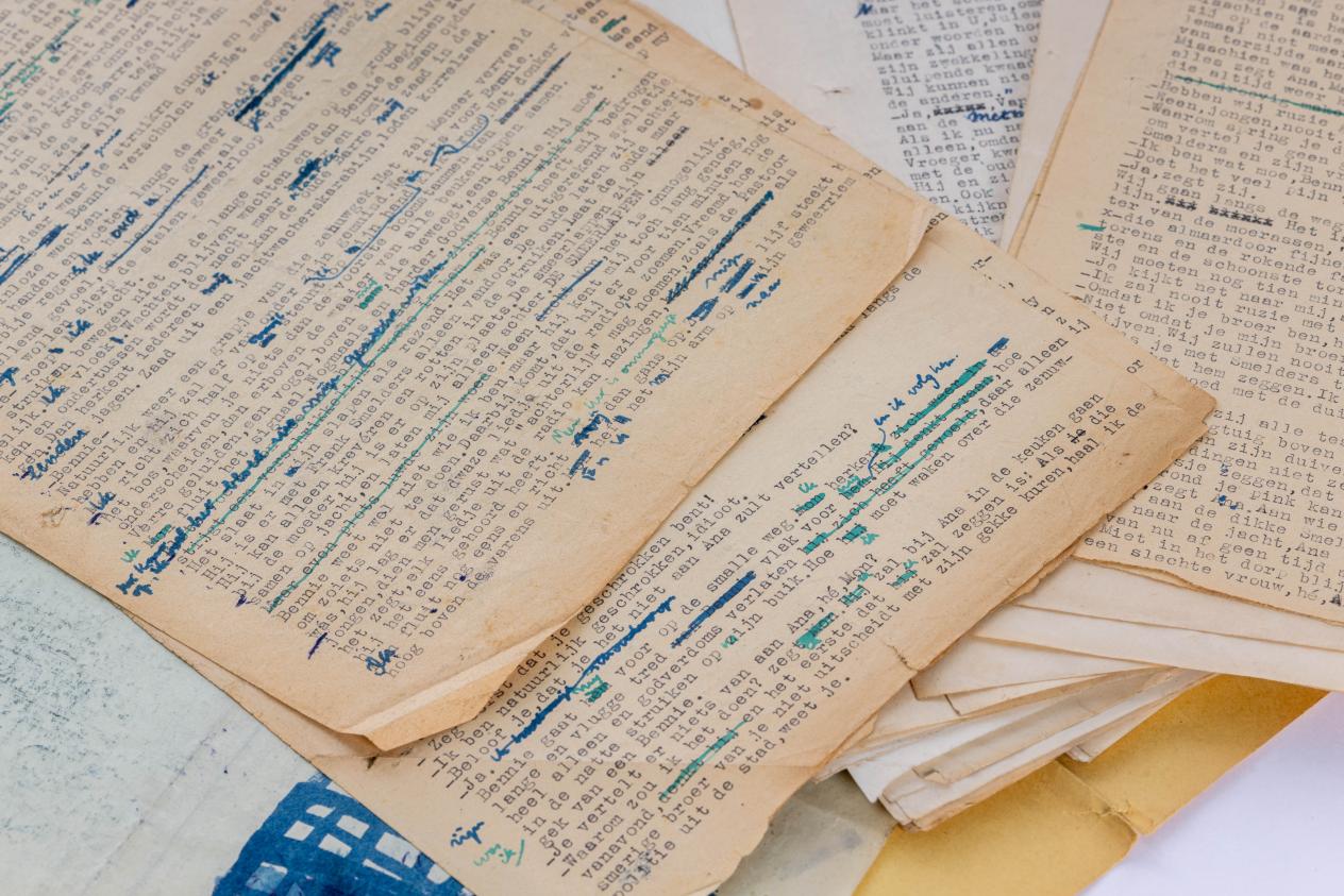 Enkele pagina's van het typoscript van De metsiers met wijzigingen in pen aangebracht