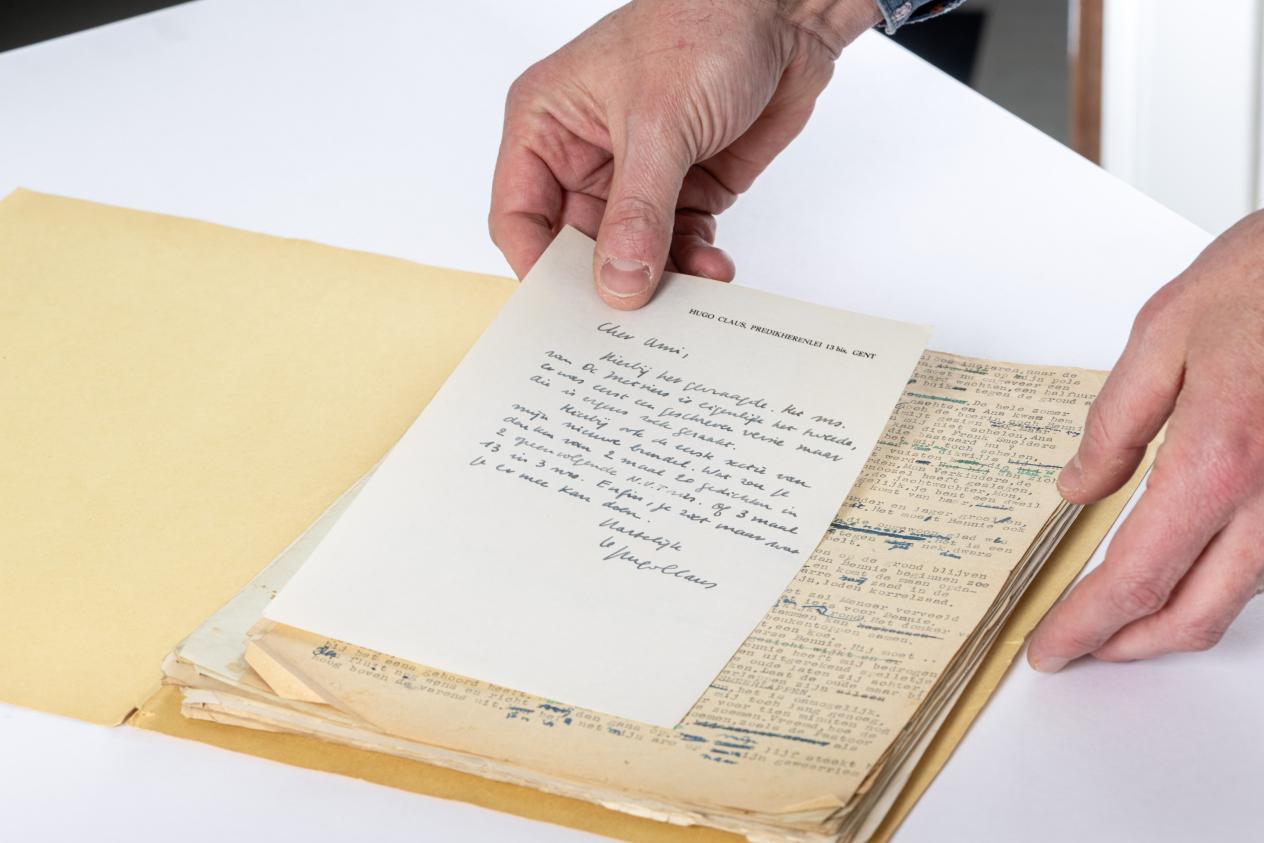 Foto van de eerste getypte versie van De metsiers met begeleidend schrijven aan Ivo Michiels