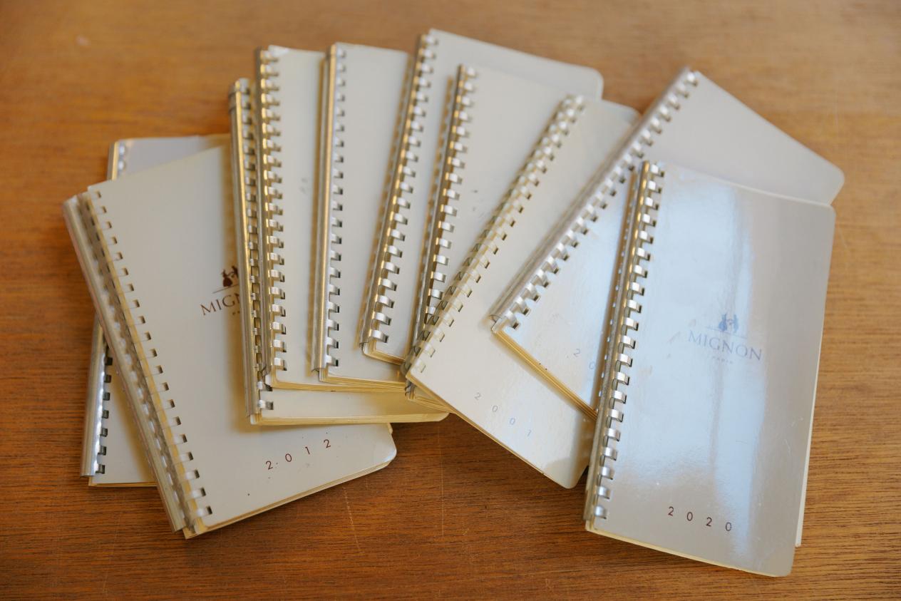 Stapel dagboeken met jaartal op de voorzijde