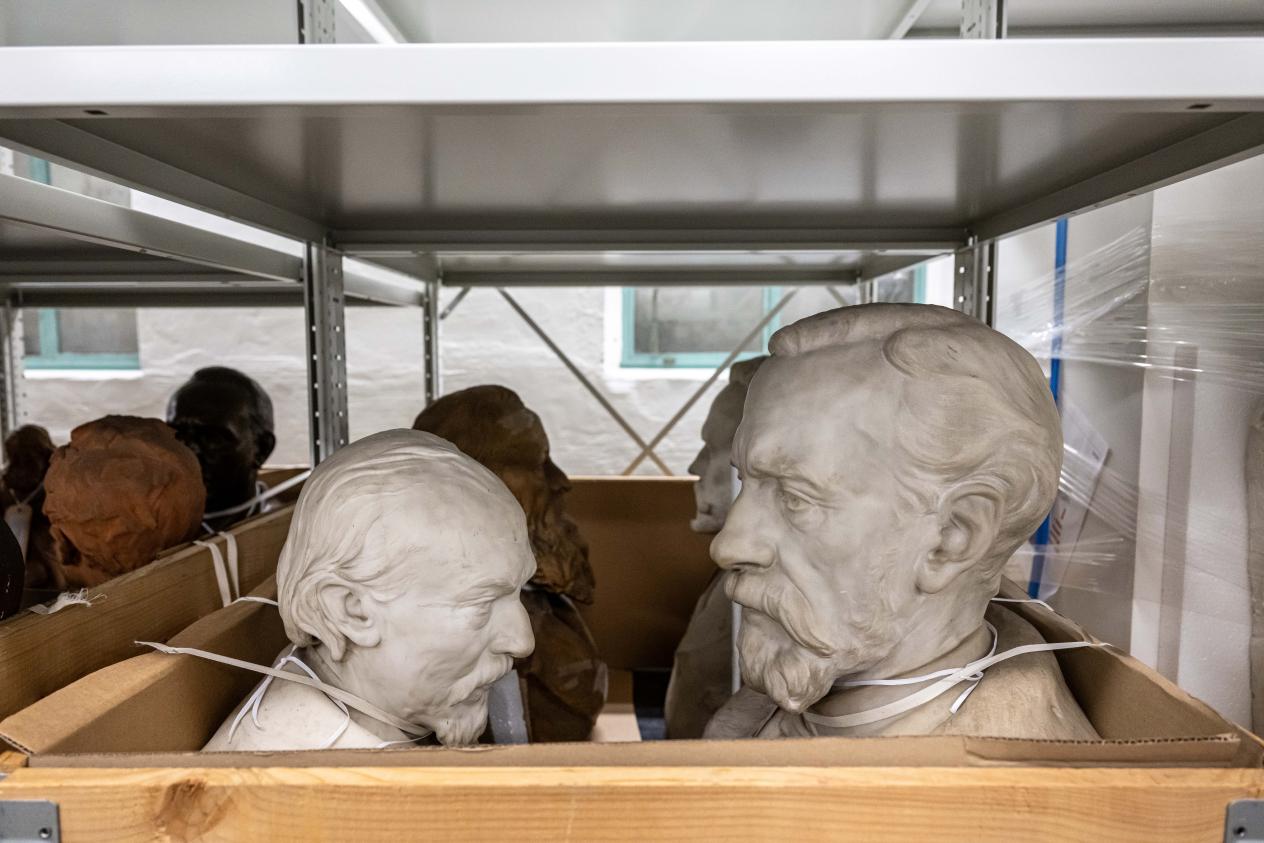 De beelden hebben een gezellig onderonsje