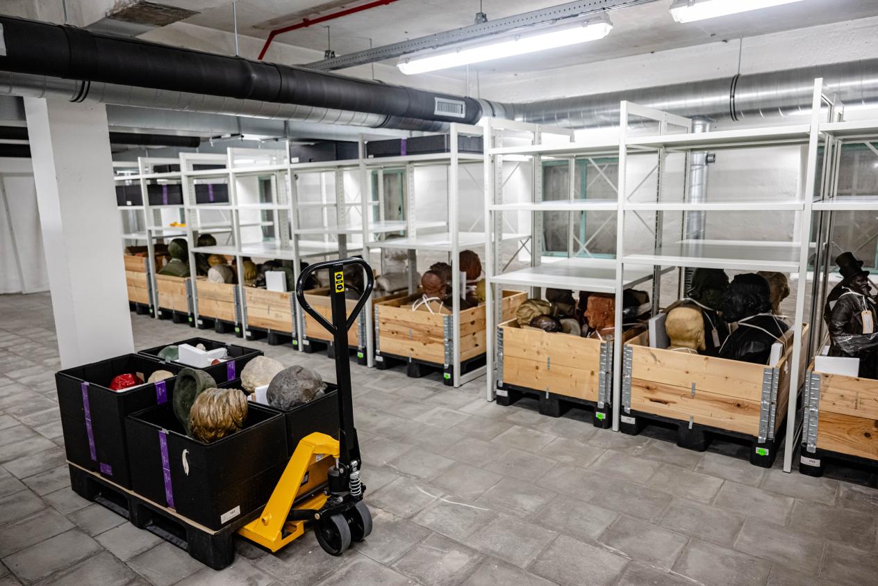 Houten kisten met beelden staan onderaan in de grootvakstellingen