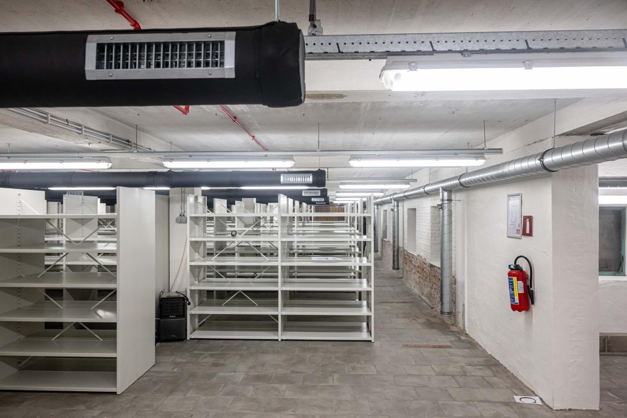 Overzichtsbeeld van het heringerichte depot met de nieuwe rekken, het HVAC-systeem en de gewitte muren