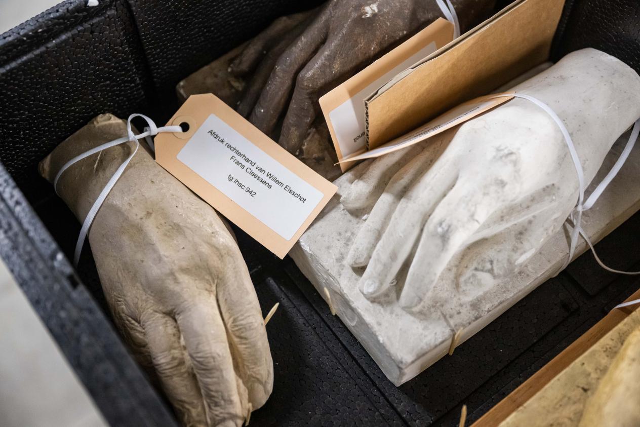 Een doos met gipsen afdrukken van handen van auteurs, onder andere Willem Elsschot