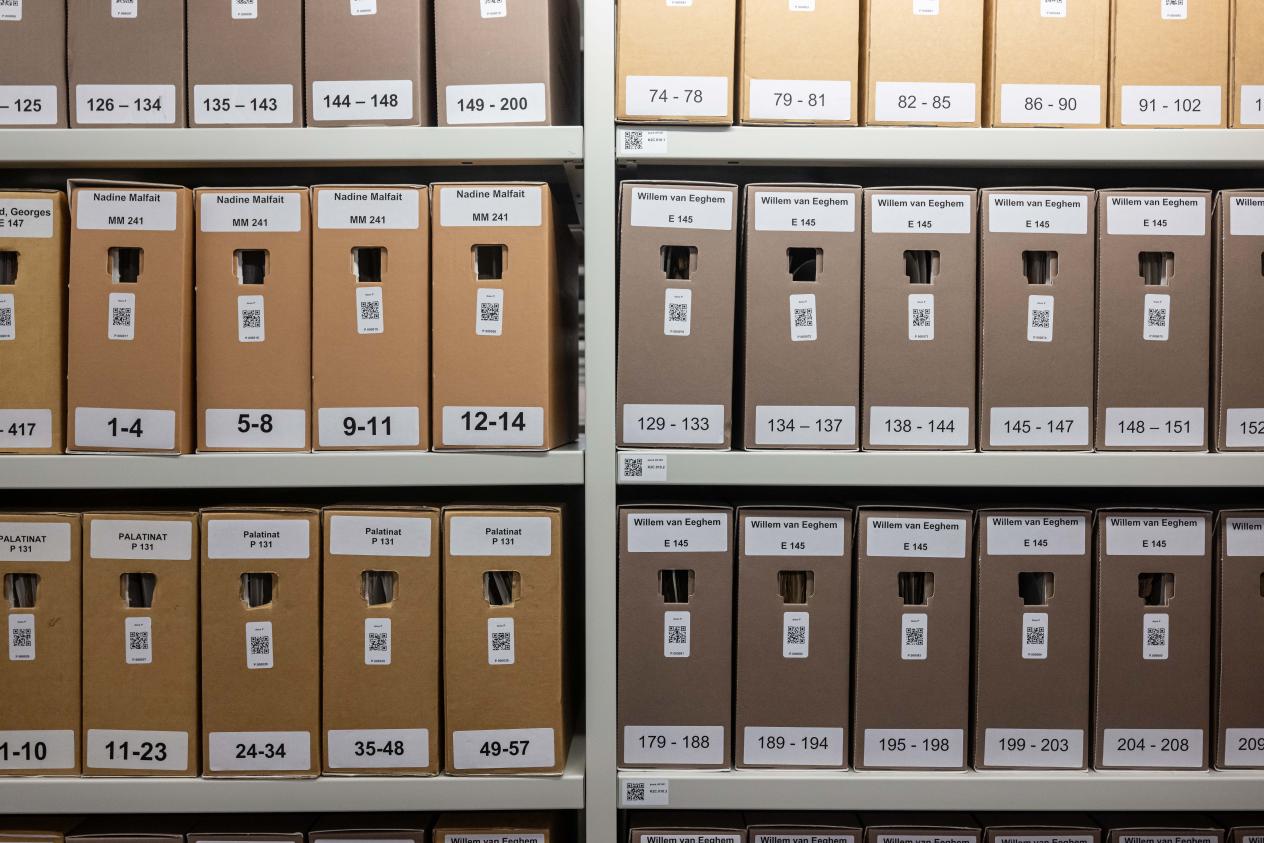 QR-codes op de rekken en de archiefdozen