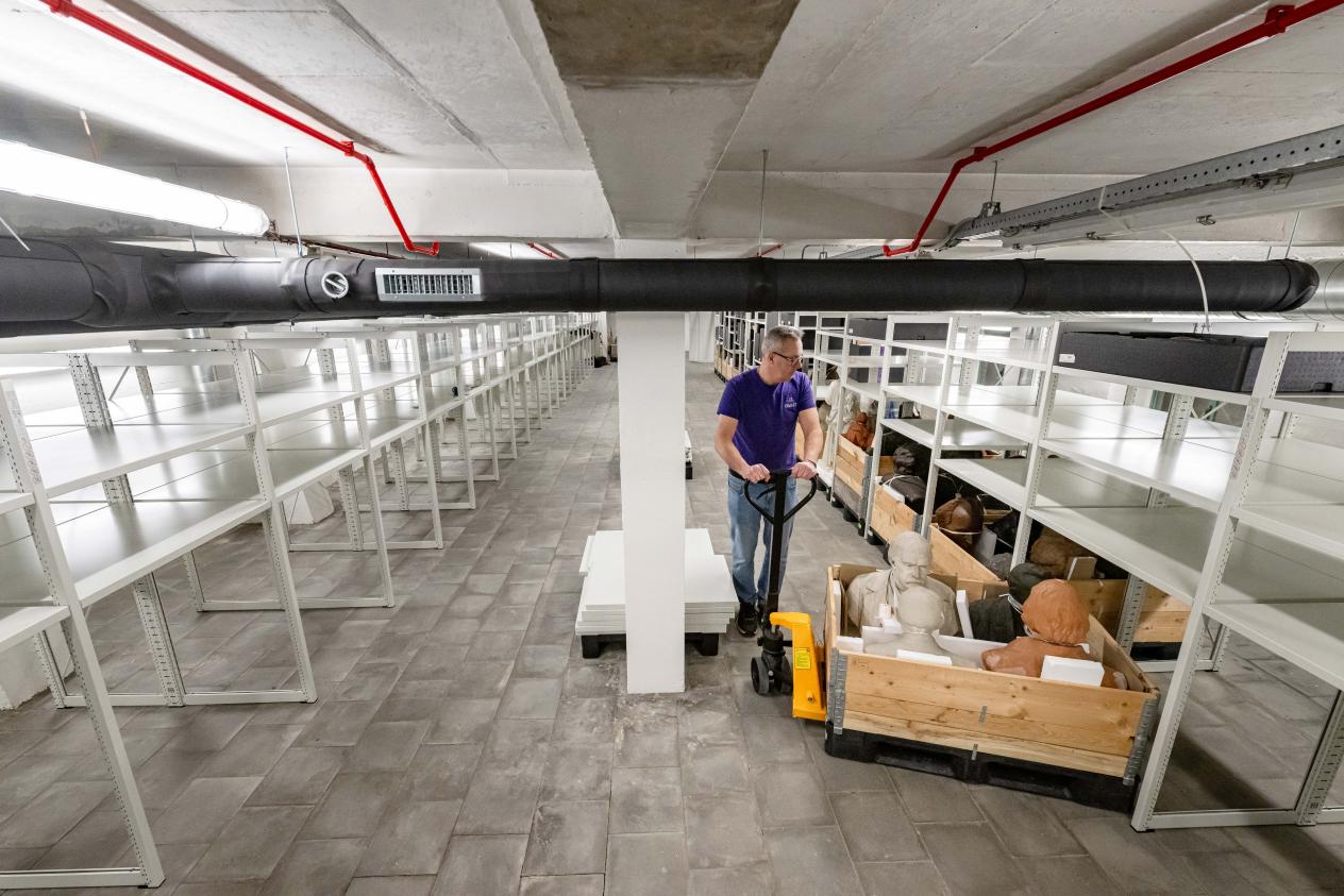De houten kisten staan op verrijdbare paletten