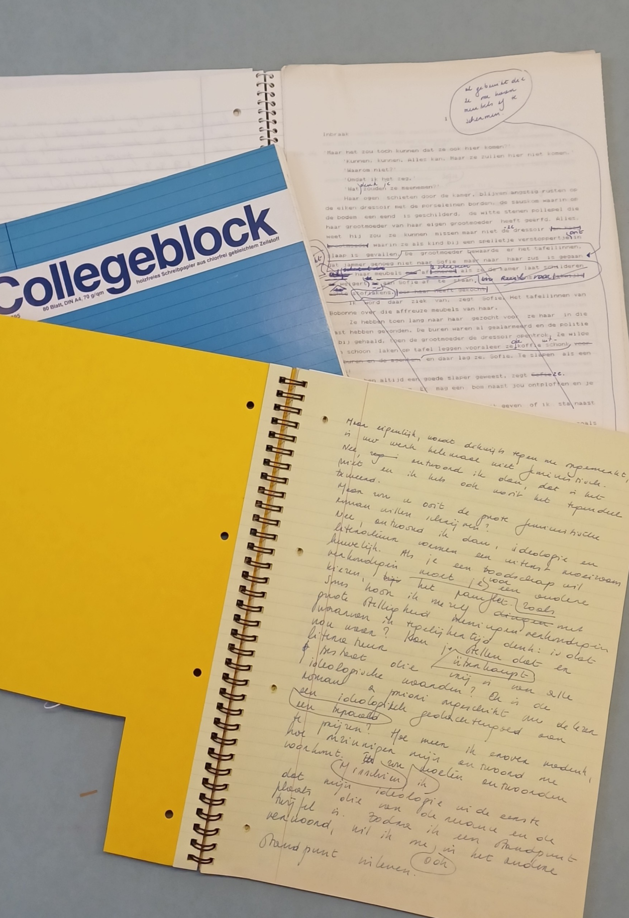 Twee grote schoolschriften volgeschreven met notities