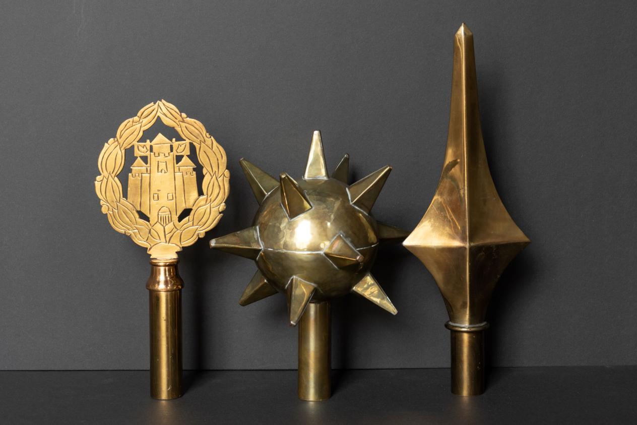 3 vlaggenpunten: één met het schild van Antwerpen, één die lijkt op een puntige knots en één piek