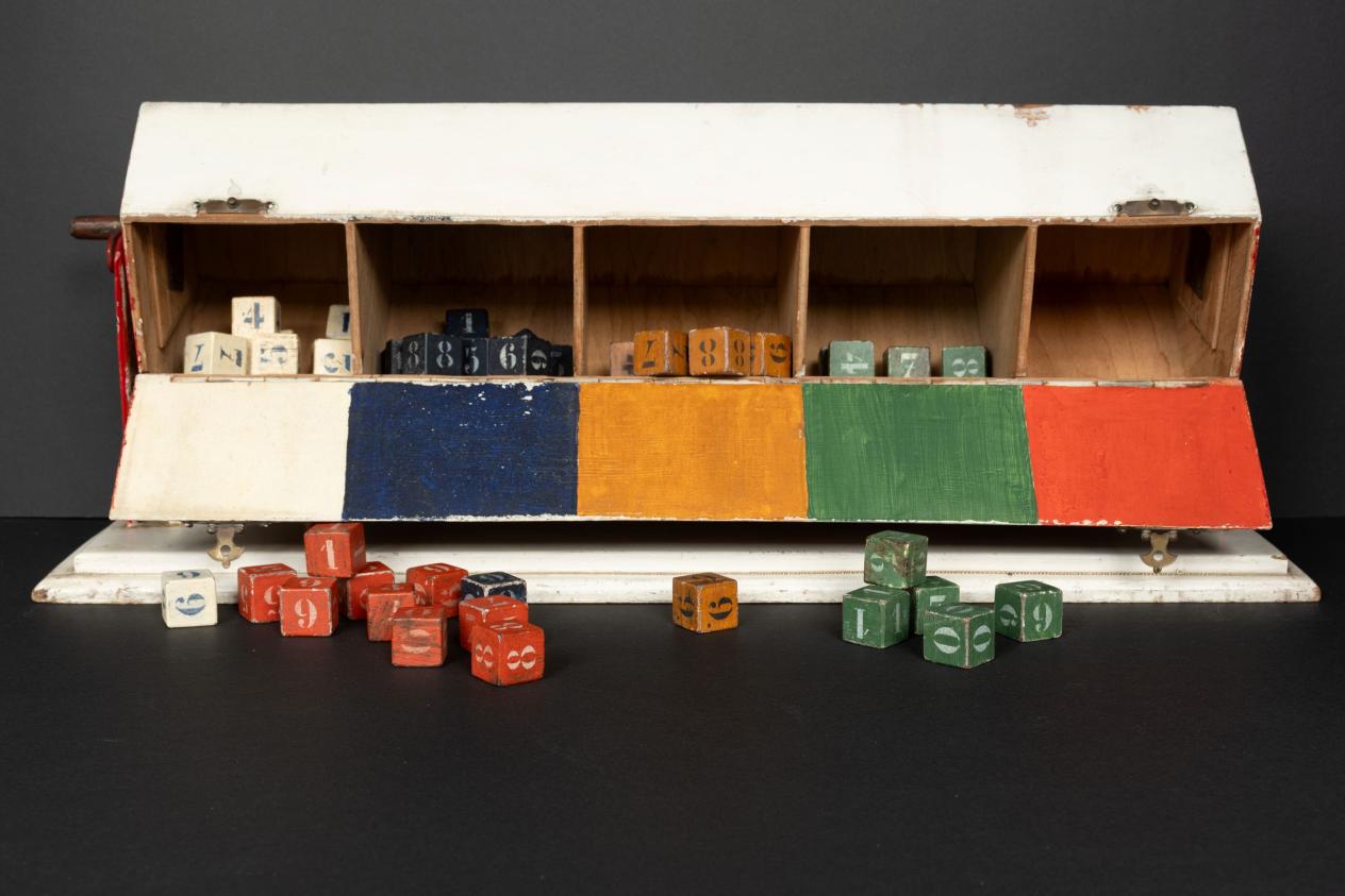 Een oude tombola met kleurrijke blokjes