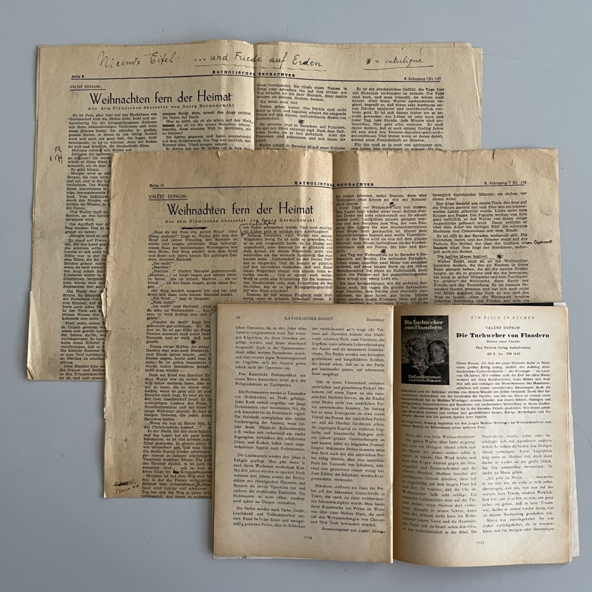 Drie openliggende kranten en tijdschriften geschrankt op elkaar waarin Duitse vertalingen van teksten van De Pauw staan.