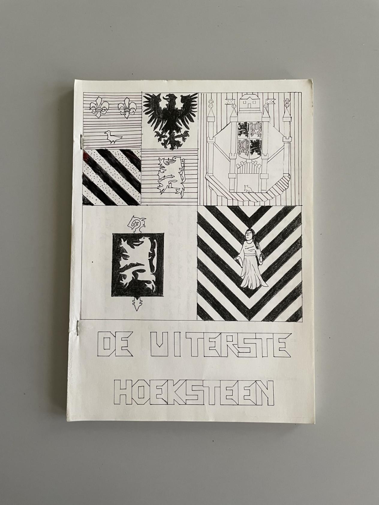 Voorblad van eindwerk over 'De uiterste hoeksteen' uit 1985 waarop een getekende illustratie staat van een wapenschild met 4 vakken, waarop onder andere een Vlaamse leeuw, een jongedame en een kasteel staan.