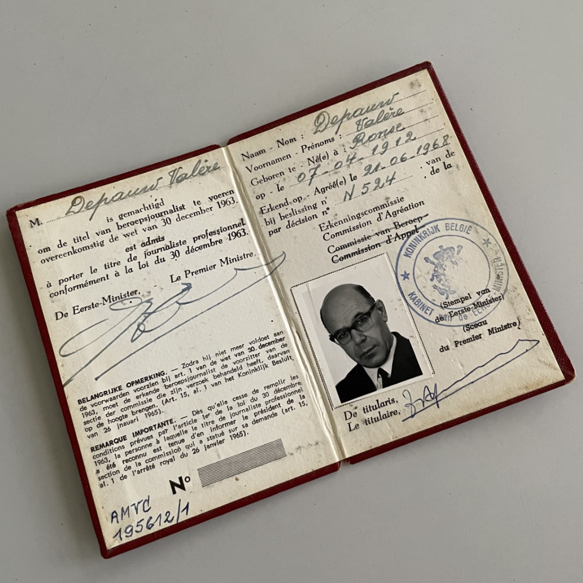 De kaart van beroepsjournalist van De Pauw, afgestempeld en met pasfoto.