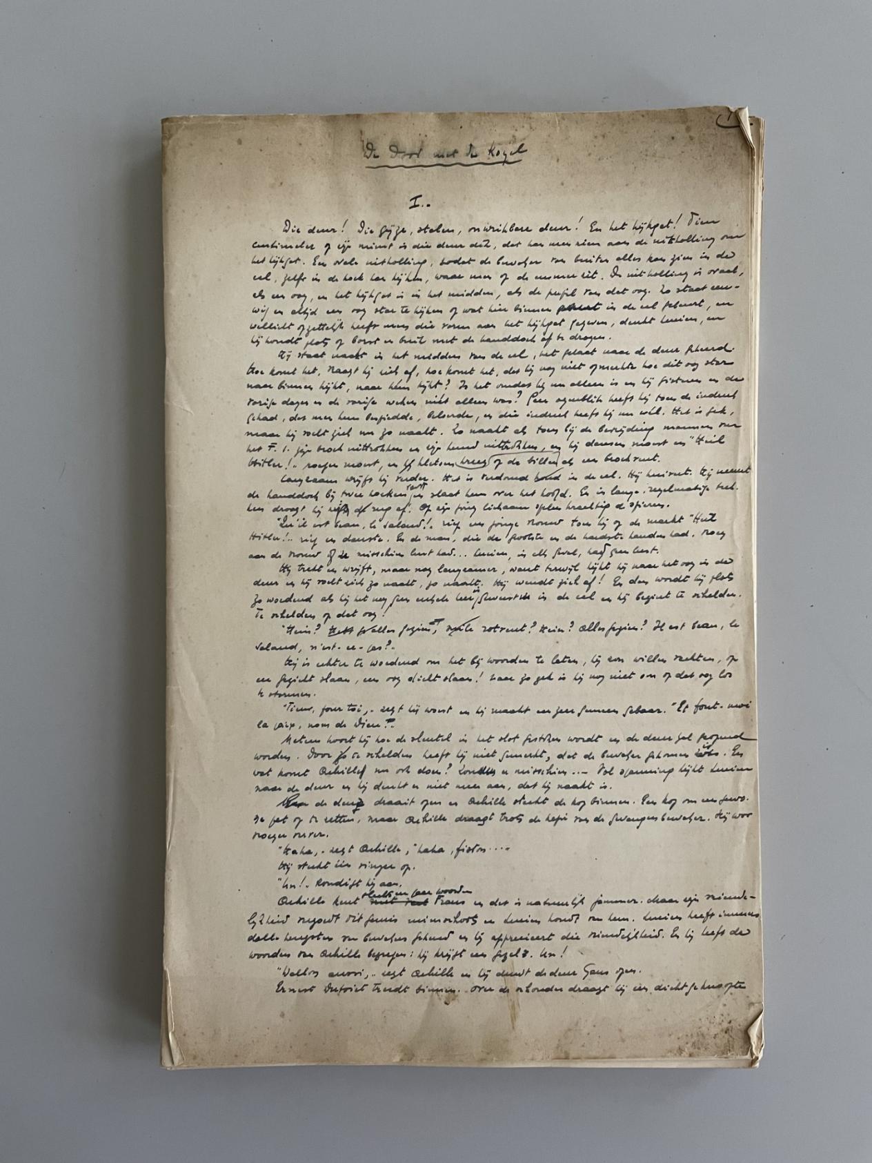 Vergeelde pagina van een schrift met het geschreven manuscript van 'De dood met de kogel' in zwarte pen, zonder lijntjes. Het blad staat van helemaal bovenaan tot onderaan volgeschreven.