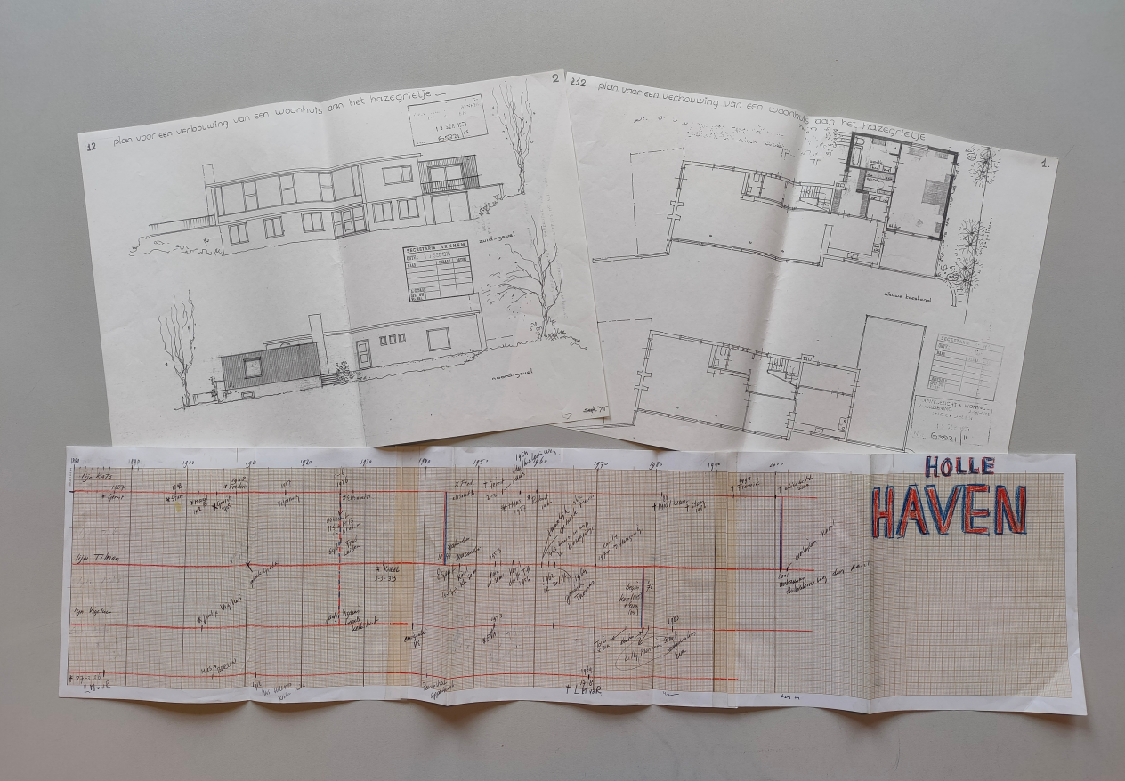 Grondplannen van een villa en een blad millimeterpapier met een tijdlijn en notities in potlood