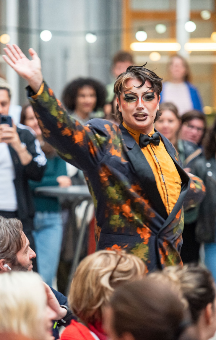 DWAAS collectief / drag artist Idiot the Clown tussen het publiek op het binnenplein van het Letterenhuis tijdens op Museumnacht 2026 in het Letterenhuis