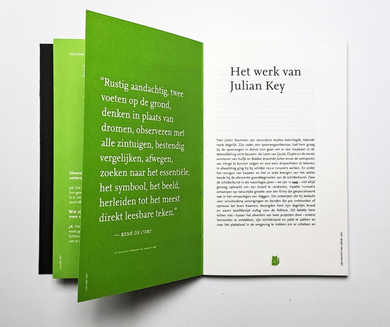 Deborah vanden Brande: boekje Qui a tué l'affiche, binnenwerk met links een grasgroene pagina met een quote, rechts een tekstpagina.