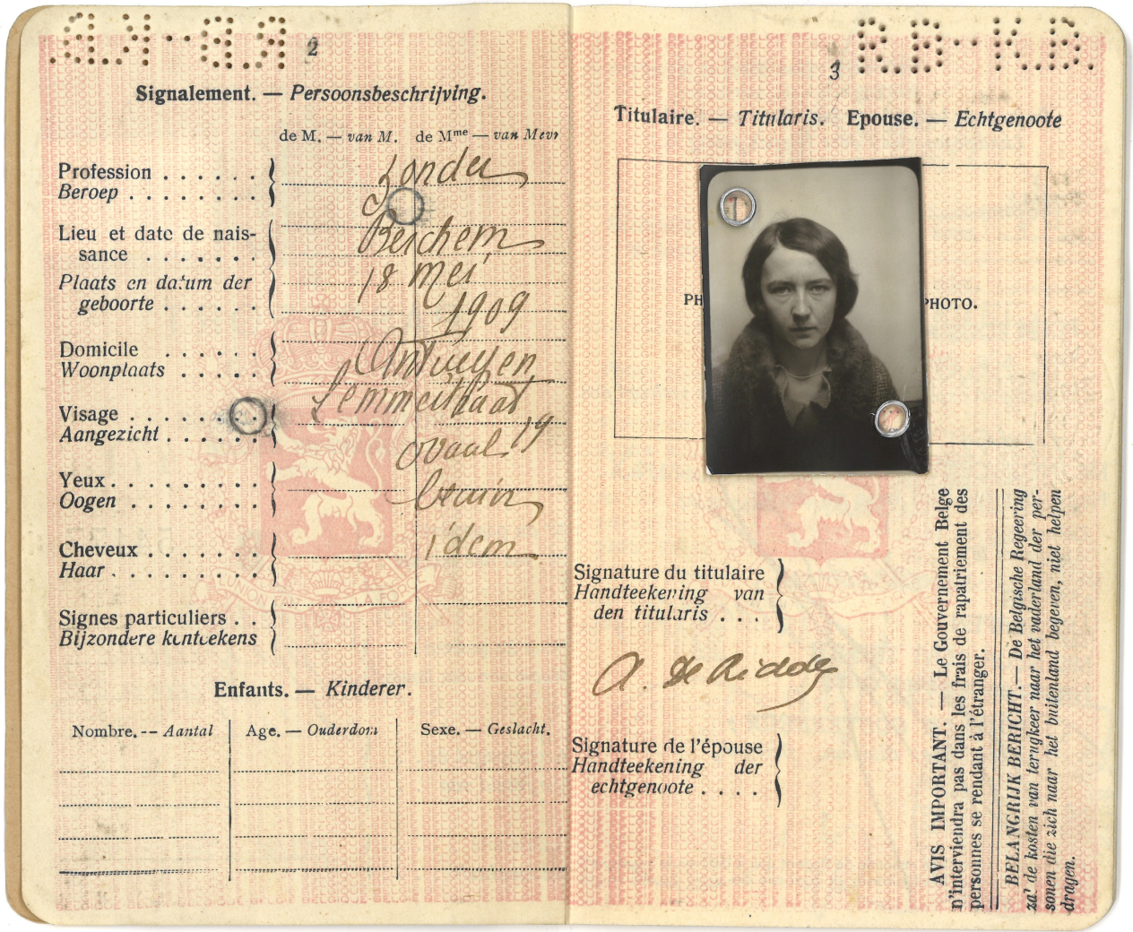 Binnenzijde van de reispas van Adèle de Ridder met op de rechterpagina haar pasfoto en op de linkerpagina haar persoonsbeschrijving.