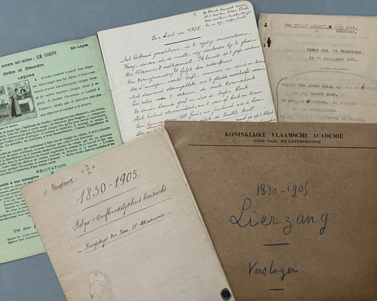 Bruine kaft met tekst 1830-1905 Lierzang Verslagen. Daarbij twee schriftjes met notities en een getypy document, vermoedelijk de tekst van de Lierzang.