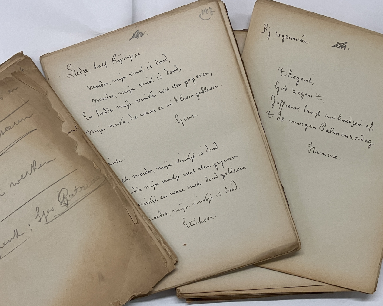 Papieren zonder lijntjes waarop in handschrift rijmpjes en kinderliedjes geschreven staan.