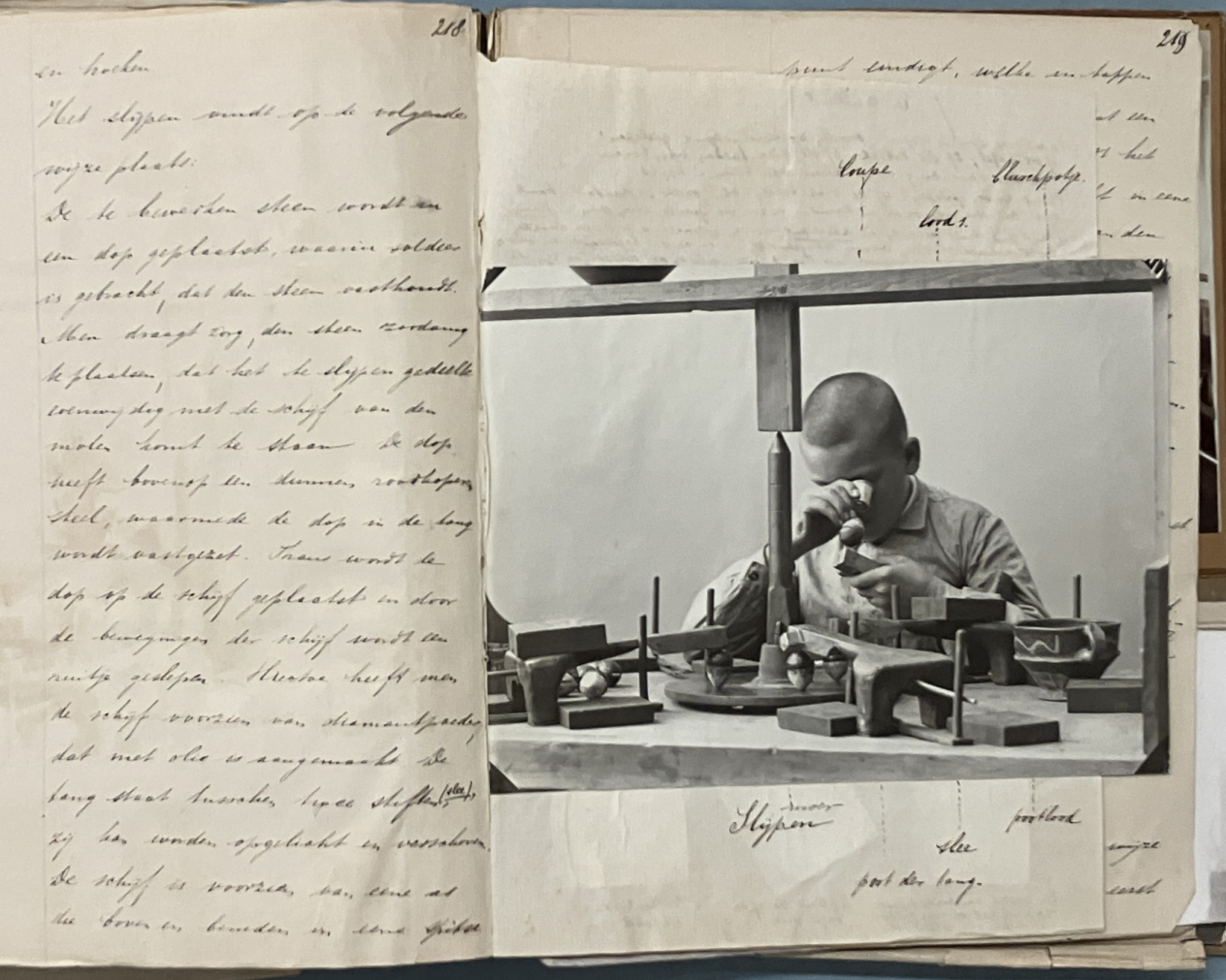 Pagina uit de vakwoordenlijst voor ambachten uit de diamantverwerking, geïllustreerd met een zwartwitfoto van een jonge man die met een loupe iets bestudeert.