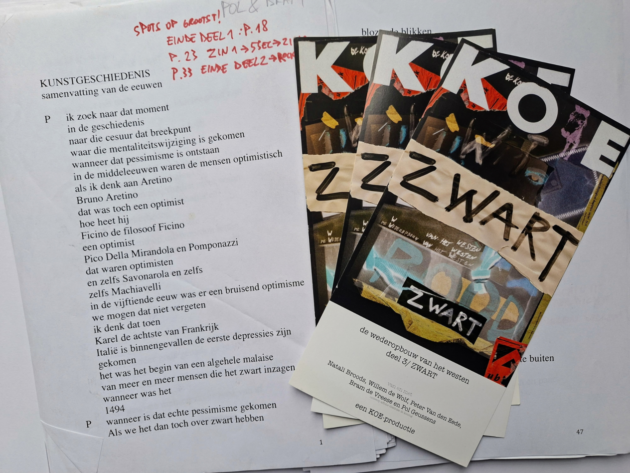 Scenario van de voorstelling ZWART met bovenaan enkele regie-aanwijzingen met rode pen erbij geschreven. Daarbij ook het programmaboekje van de voorstelling.