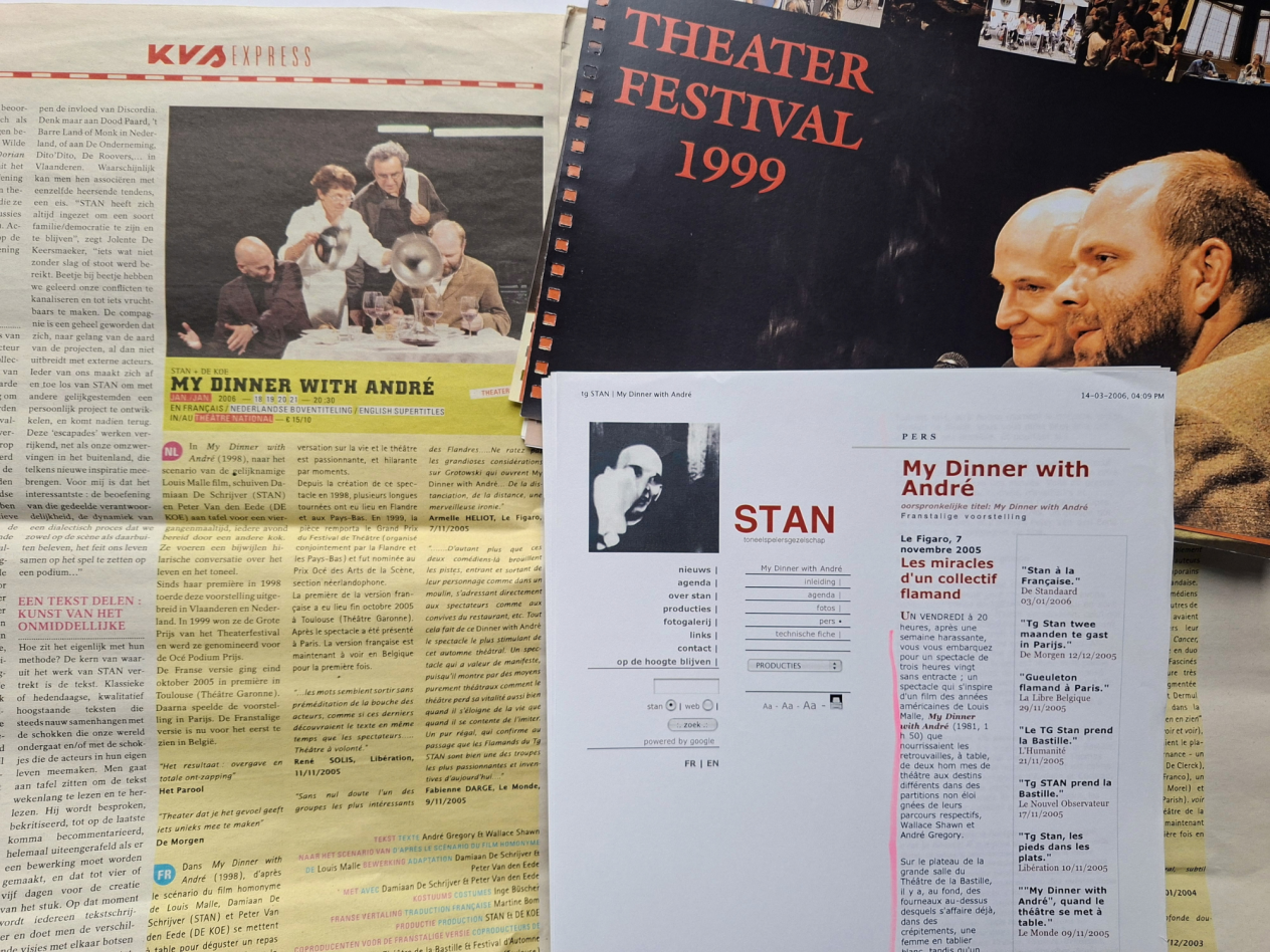 Pagina uit een krant met een recensie over My Dinner with André, een uitgeprint artikel over de voorstelling en de cover van het programmaboekje van theaterfestival 1999.