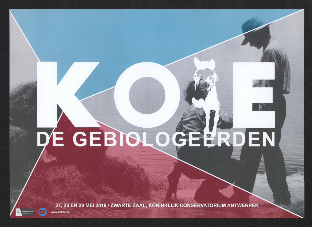 Affiche van voorstellingen De gebiologeerden van De KOE. 4 transparante kleurvlakken met daarachter een zwartwitfoto van twee mannen aan de rand van een meer.