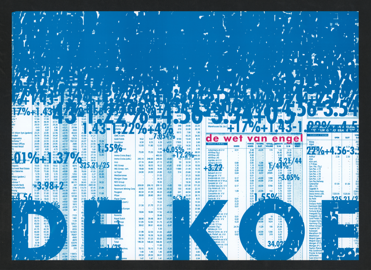 Affiche van voorstelling De wet van Engel van De Koe. Een pagina uit een grootboek staat in het blauw. Bovenaan hangt een wolk van cijfers en percentages, enkele dwarrelen naar beneden.