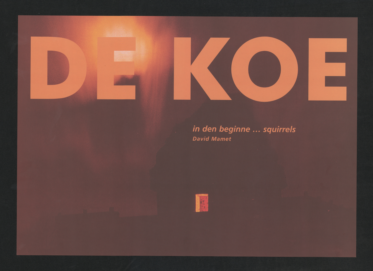 Affiche van de voorstelling In den beginne ... Squirrels. Door een mistige oranje achtergrond zie je vaag een laagstaande zon boven een toren op de dak van een gebouw.