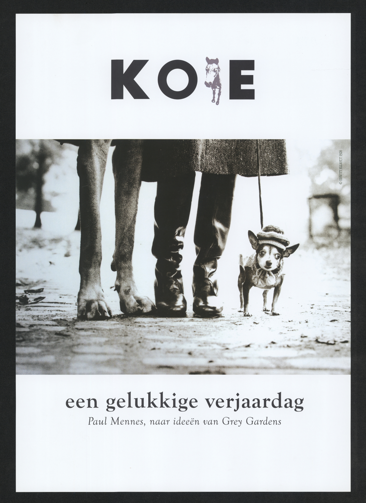 Affiche van de voorstelling Een gelukkige verjaardag van De KOE. In het midden staat een zwartwitfoto van ezelshoeven, een paar damesbenen in zwarte knielaarzen en een klein hondje aan de lijn met een mutsje en een strikje.