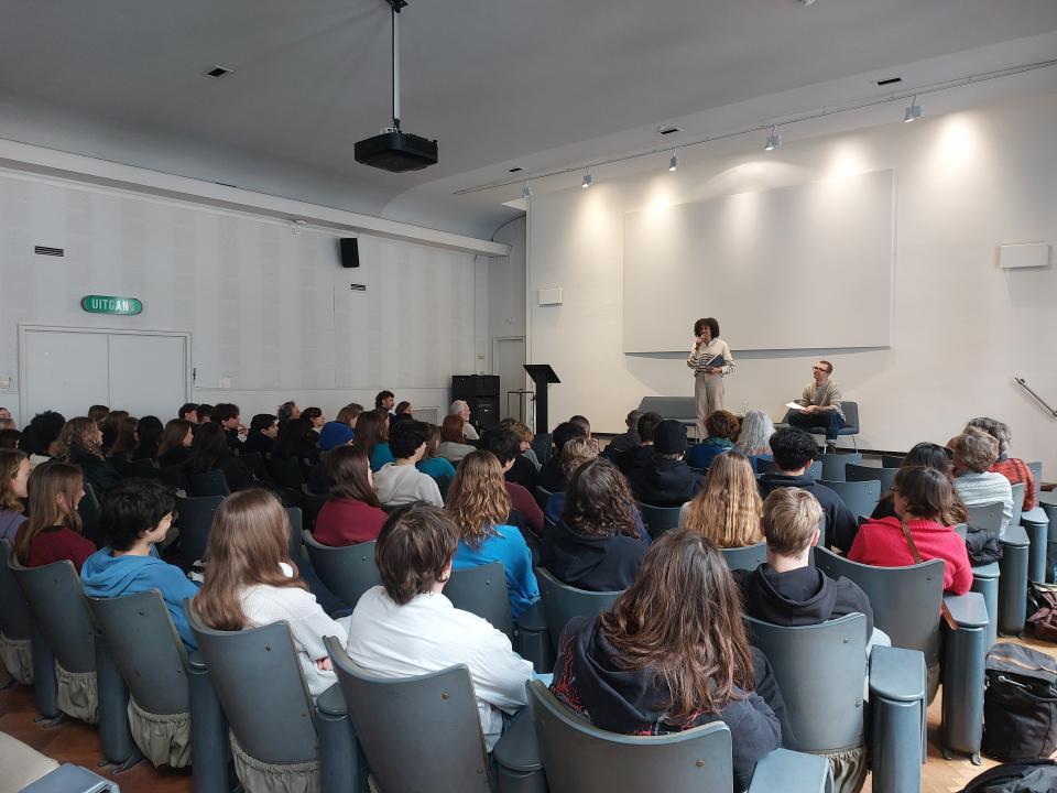 Blik op de volle zaal tijdens de auteurslezing van Esohe Weyden