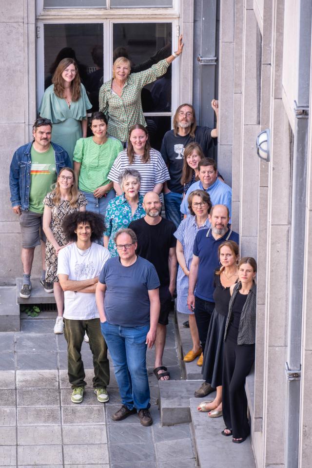 Groepsfoto van een aantal medewerkers op het binnenplein