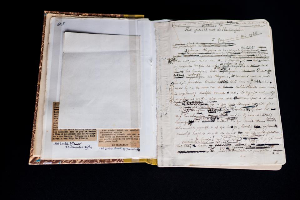 Foto van het manuscript van Het gevecht met de nachtegalen van Maurice Gilliams Elias waarin notities en schrappingen te zien zijn
