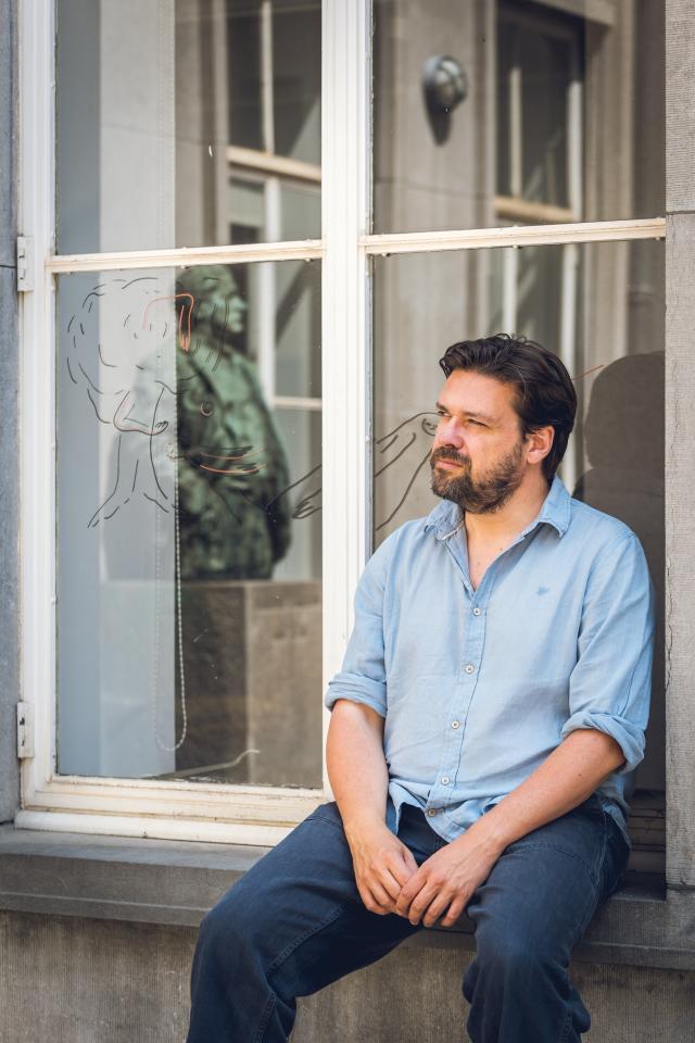 Portetfoto van Philippe Verkinderen op de binnenplaats van het Letterenhuis
