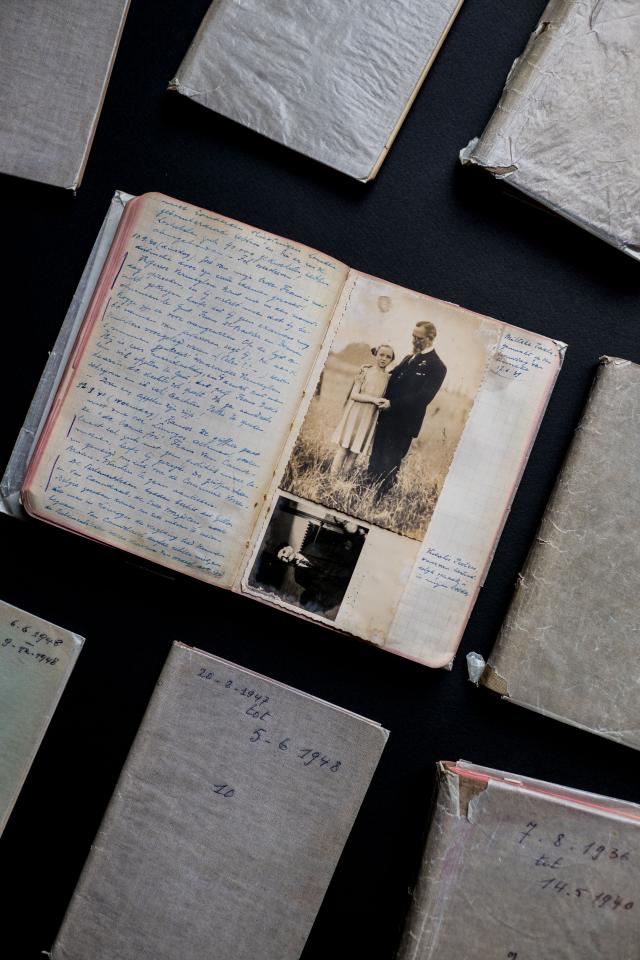 Schriften en plakboeken uit het archief van Stephanie Claes-Vetters, met aantekeningen en ingekleefde foto's.