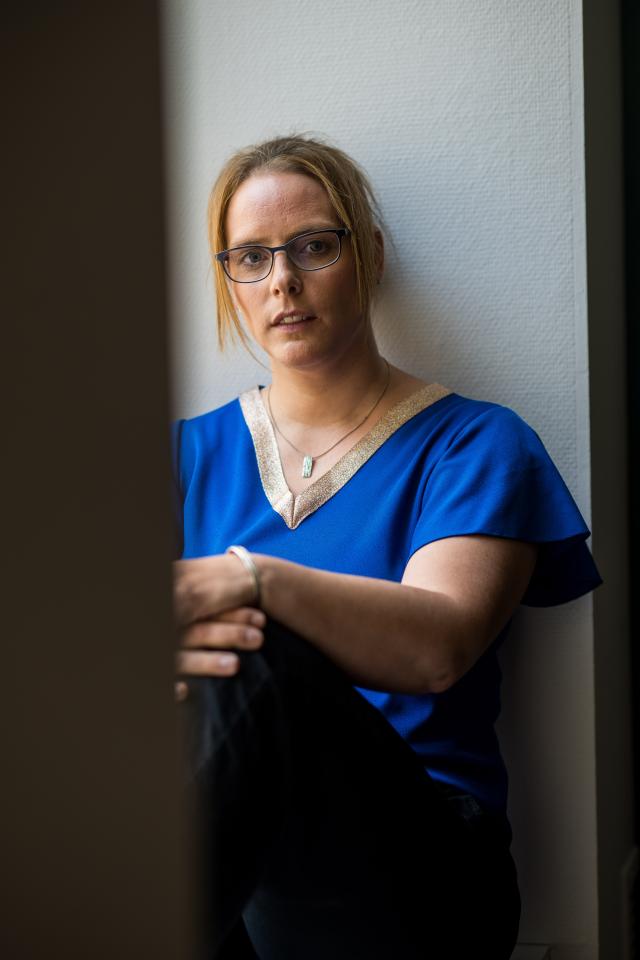 Portretfoto van Aline Sax zittend op een vensterbank in het Letterenhuis